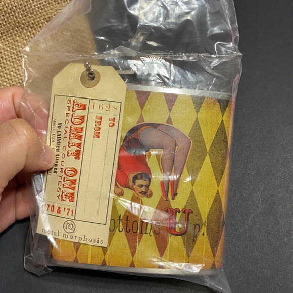 🖤NEW💕Metal Morphosis Bottoms Up flask - Picture 3 of 9